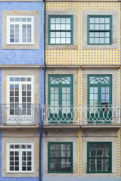 Fachadas antigas coloridas de casas no Porto — Fotografia de Stock