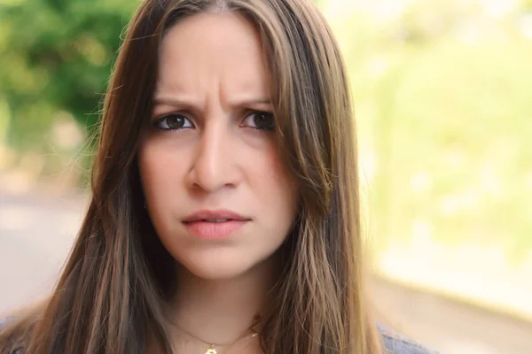 Giovane donna con sguardo incerto e frustrato . — Foto Stock