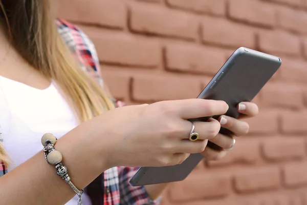 Close Up de uma jovem mulher usando seu tablet . — Fotografia de Stock