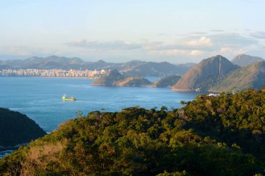 Güneşli bir günde güzel cityscape.