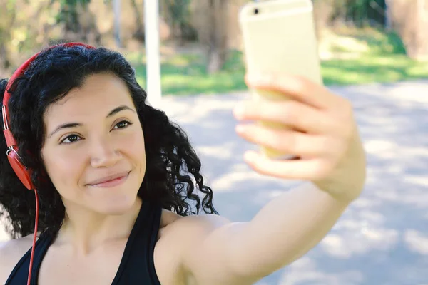 彼女のスマート フォン selfie を取る若い女性. — ストック写真