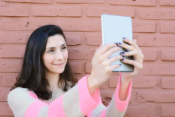 Retrato de una mujer joven usando su tableta . —  Fotos de Stock