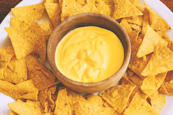 Vista superior de nachos con salsa de queso — Foto de Stock