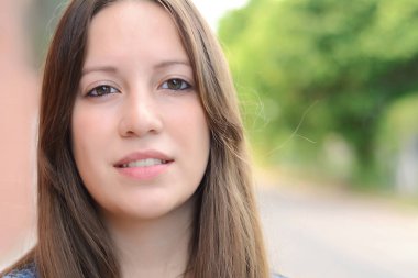 Açık havada bir genç kadın yakın çekim.