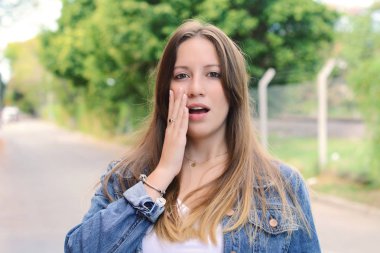 Sürpriz ifade olan kadın. Açık.