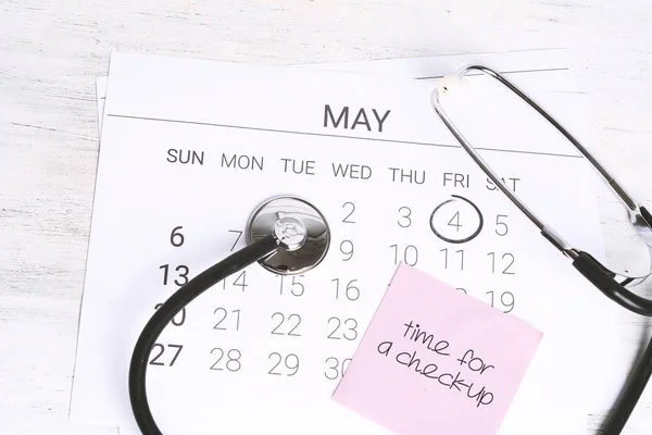 Kalender dan Stetoskop . — Stok Foto