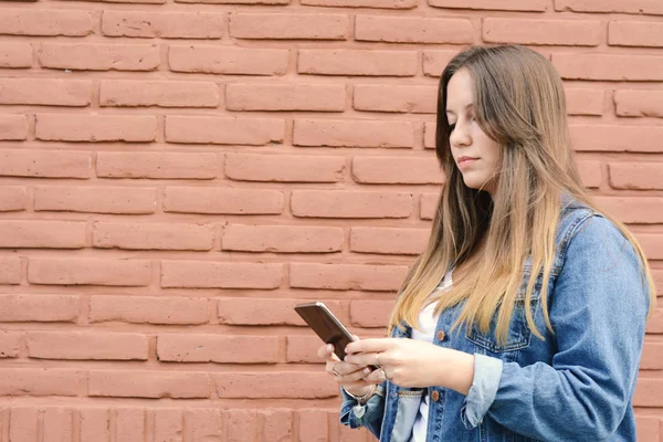 Giovane donna utilizzando uno smartphone — Foto Stock