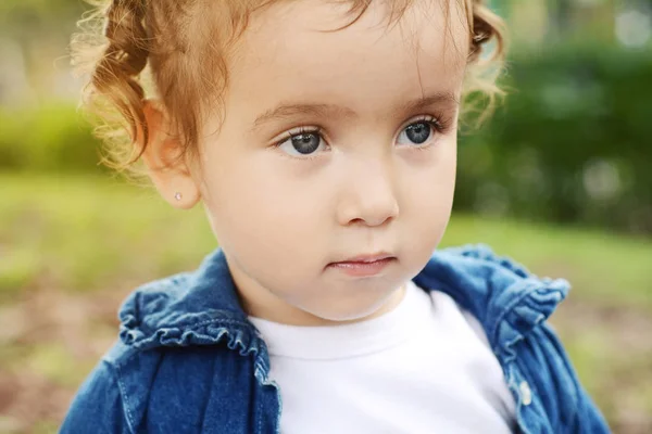 A parkban lévő kislány portréja. — Stock Fotó