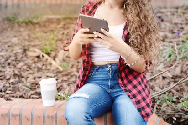 Chica estudiante joven con una tableta y una taza de café —  Fotos de Stock