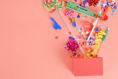 Doğum günü objets ile renkli parti çerçeve 