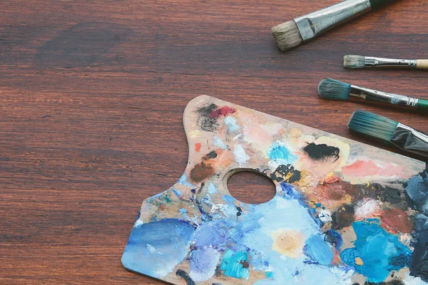 Paleta de artista con pinceladas al óleo de colores y pinceladas — Foto de Stock