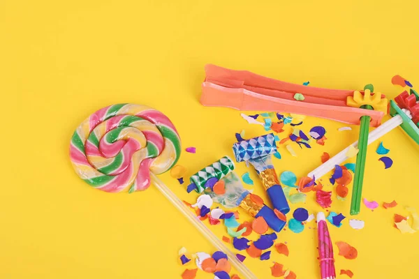 Moldura de festa colorida com objetos de aniversário — Fotografia de Stock
