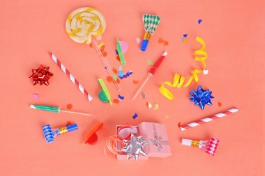 Doğum günü objets ile renkli parti çerçeve 