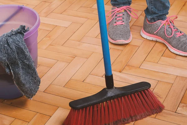 Nahaufnahme einer Frau, die den Fußboden reinigt — Stockfoto