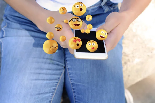 Donna che utilizza smartphone invio emoji . — Foto Stock