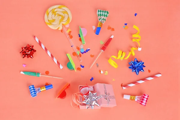 Doğum günü objets ile renkli parti çerçeve — Stok fotoğraf