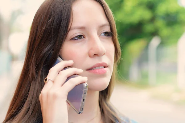 휴대폰으로 통화하는 젊은 여자. — 스톡 사진