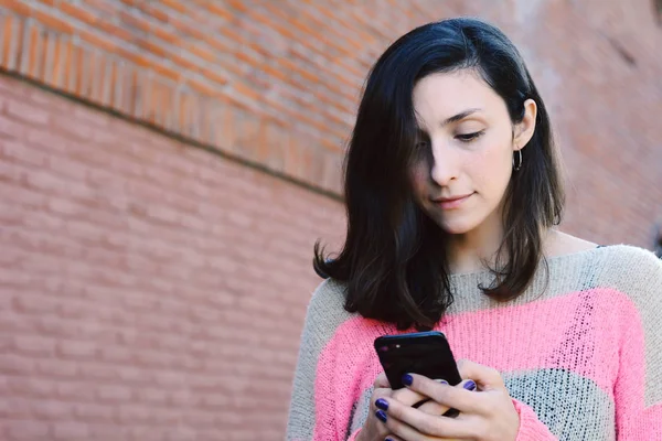 Mujeres jóvenes que envían mensajes con smartphone . —  Fotos de Stock