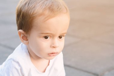 Sevimli bir yaşında bebek çocuk sokakta