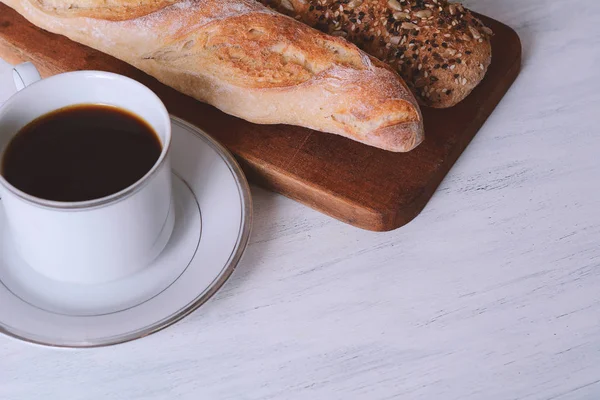 Gros plan sur les toasts, le café et la crème au fromage — Photo