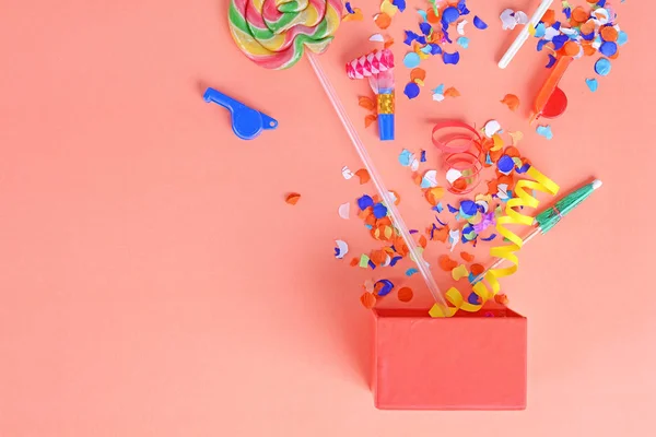 Moldura de festa colorida com objetos de aniversário — Fotografia de Stock