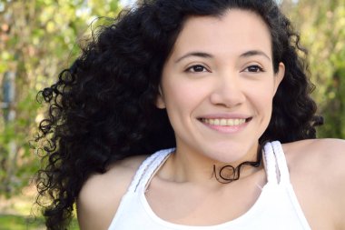 Açık havada bir genç kadın yakın çekim.