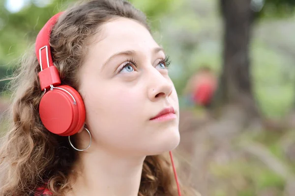 Young woman listening to music — Stock Photo, Image