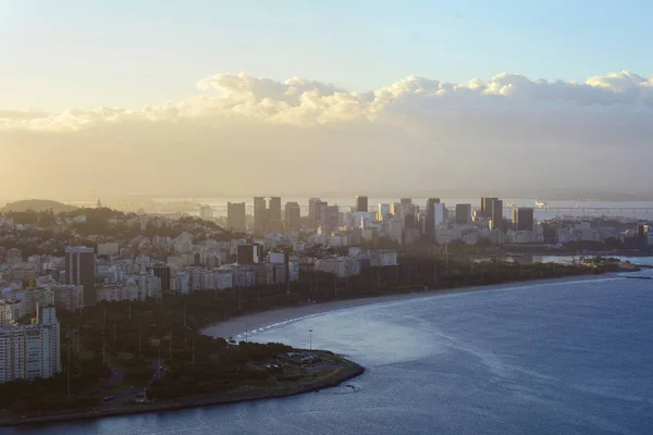 Bela paisagem urbana em um dia ensolarado . — Fotografia de Stock