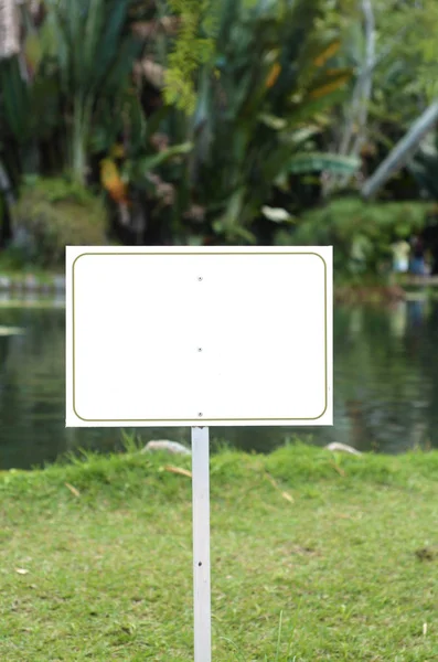 White sign in a peaceful lake. — Stock Photo, Image