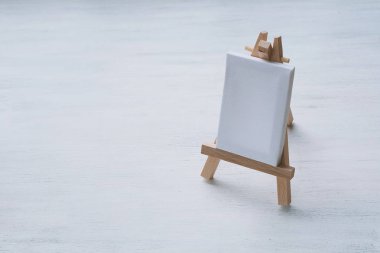 Boş tuval minyatür şövale ile 