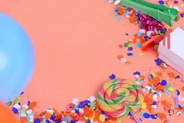 Doğum günü objets ile renkli parti çerçeve 