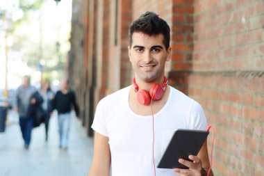 Genç latin adam tablet kullanma. Uraban sahnesi