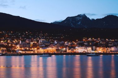 Ushuaia şehir gece manzarası. Tierra del Fuego, Arjantin.