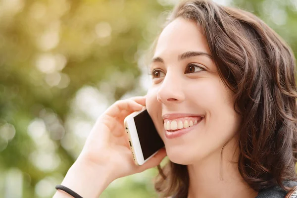 Retrato Una Joven Hermosa Mujer Hablando Con Smartphone Aire Libre — Foto de Stock