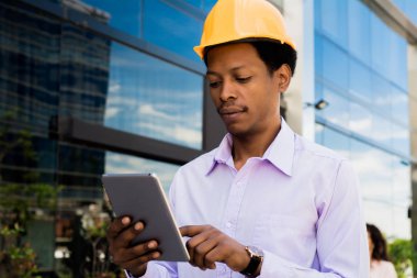 Tablet ile kask profesyonel mimar.