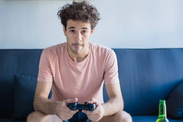 집에서 비디오 게임을 하는 청년. — 스톡 사진