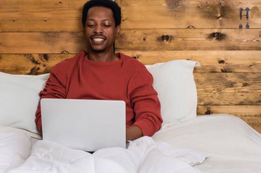 Yatakta onun laptop kullanan genç adam