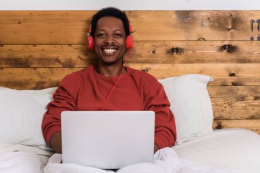 Genç adam yatakta uyuyor.