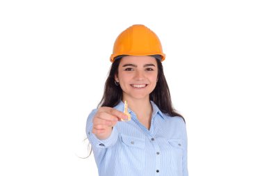 Kadın mimar bir tuşuna basılı tutarak.