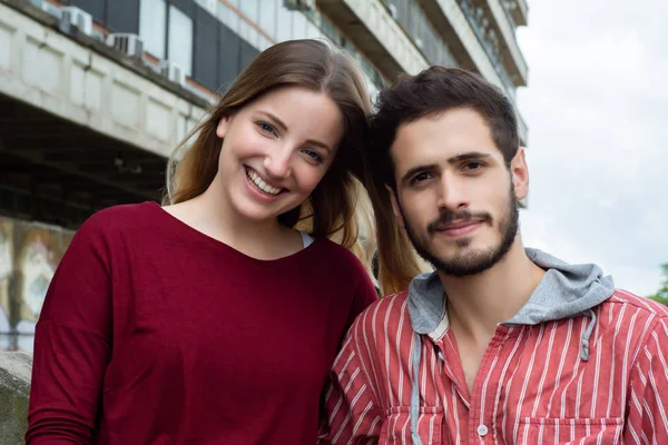 Zwei Studenten studieren gemeinsam im Freien — Stockfoto