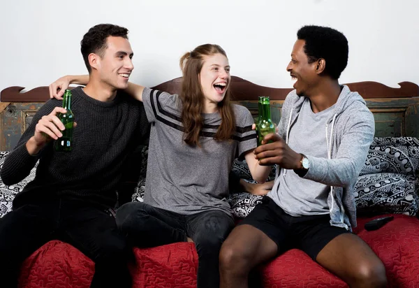 Amigos sentados no sofá assistindo esporte juntos — Fotografia de Stock