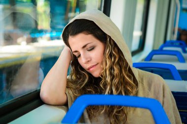 Bir tren seyahat pencerenin yanında uyuyan kentsel kadın.