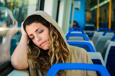 Bir tren seyahat pencerenin yanında uyuyan kentsel kadın.