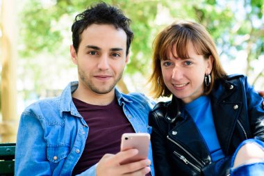 Genç çift smartphone uygulama kullanarak