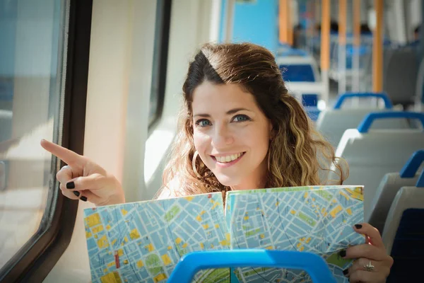 Mladá žena s mapou cestováním vlakem. Životní styl lidí. — Stock fotografie