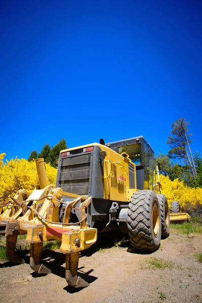 Gul traktor på jordbruksmark. — Stockfoto