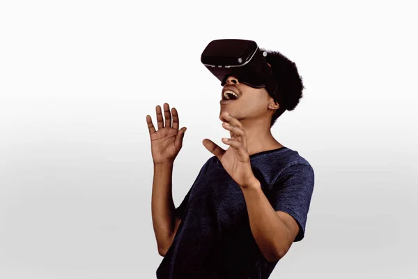 Hombre afroamericano experimentando realidad virtual . —  Fotos de Stock