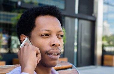 Latin işadamı cep telefonuyla konuşuyor