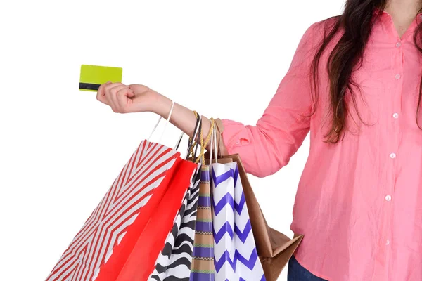 Femme tenant des sacs à provisions et carte de crédit. — Photo