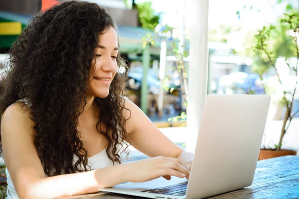 Giovane donna utilizzando il computer portatile. — Foto Stock